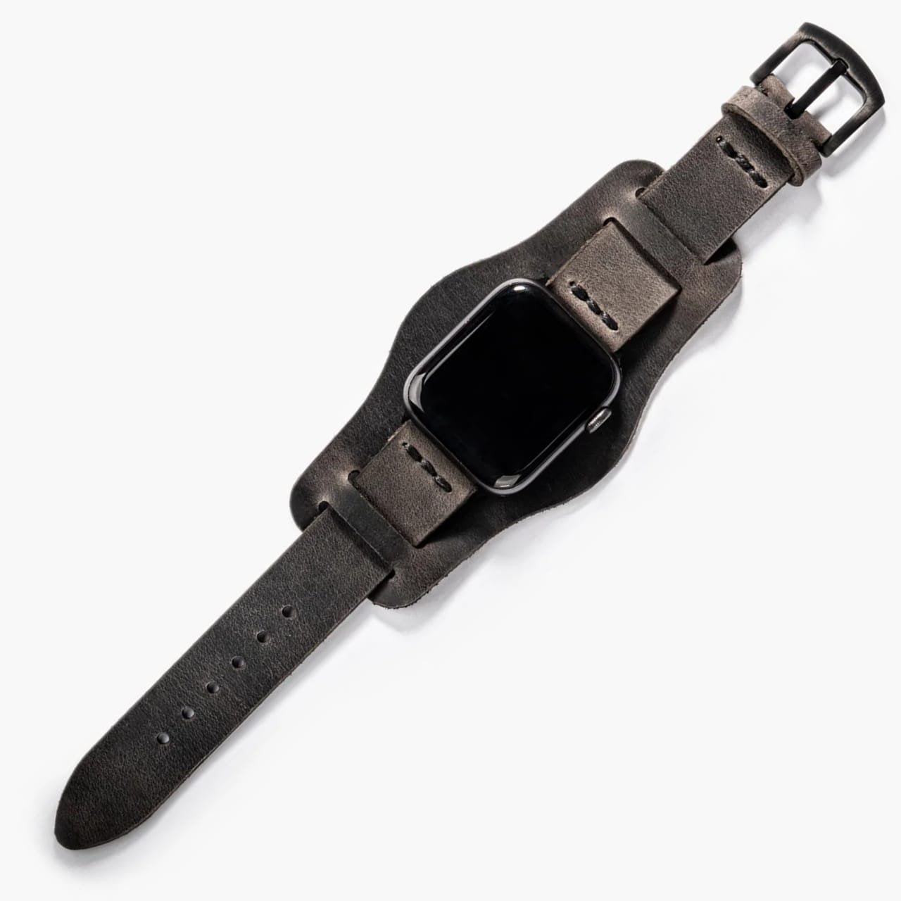 Bund Tek Katlı Apple Watch Deri Kayış – Antrasit, saat üzerinde masa üstünde sergileniyor