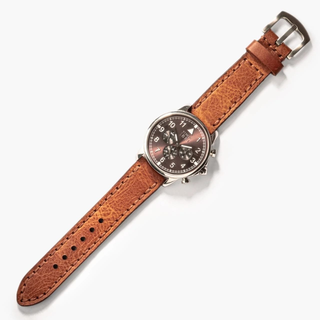 Çift Katlı Deri Saat Kayışı – Camel, açık yüzeyde doğal ışıkla sergileniyor