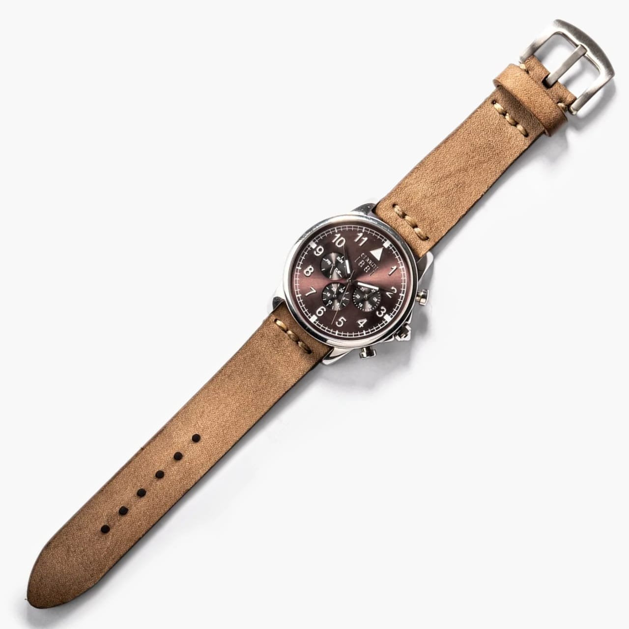 Tek Katlı Deri Saat Kayışı – Bej, masa üzerinde sade şekilde sergileniyor