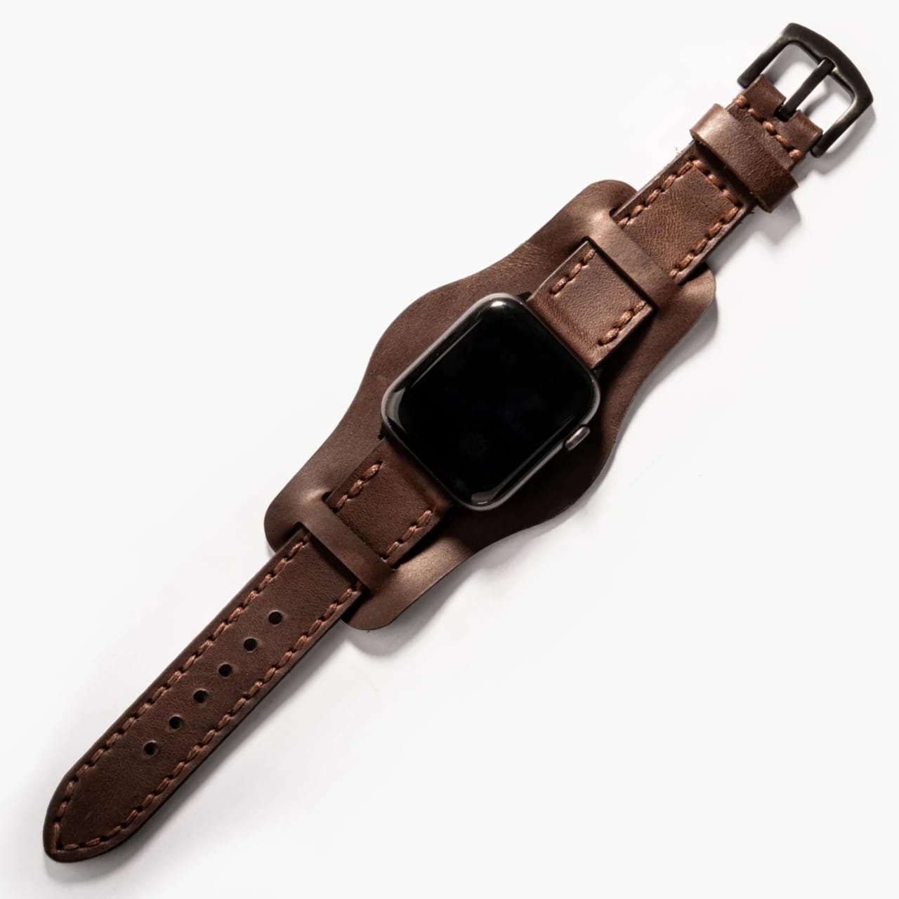 Bund Çift Katlı Apple Watch Deri Kayış – Acı Kahve, masa üzerinde açık şekilde sergileniyor