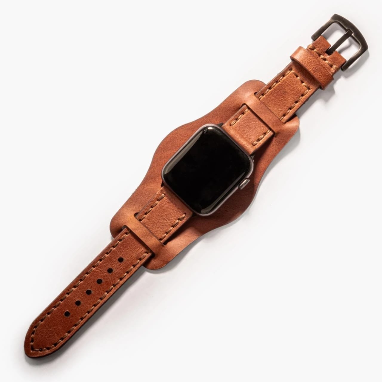 Bund Çift Katlı Apple Watch Deri Kayış – Taba, masa üzerinde açık şekilde sergileniyor