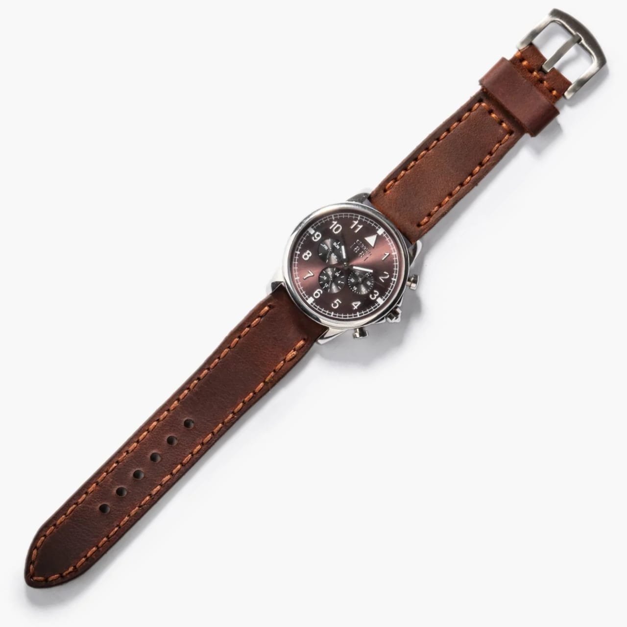 Çift Katlı Deri Saat Kayışı – Kızıl Crazy, masa üstünde doğal ışıkla sergileniyor