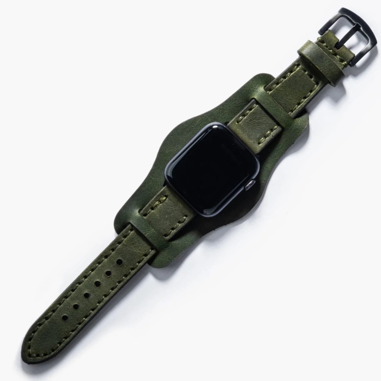 Bund Çift Katlı Apple Watch Deri Kayış – Yeşil, masa üzerinde açık halde sergileniyor