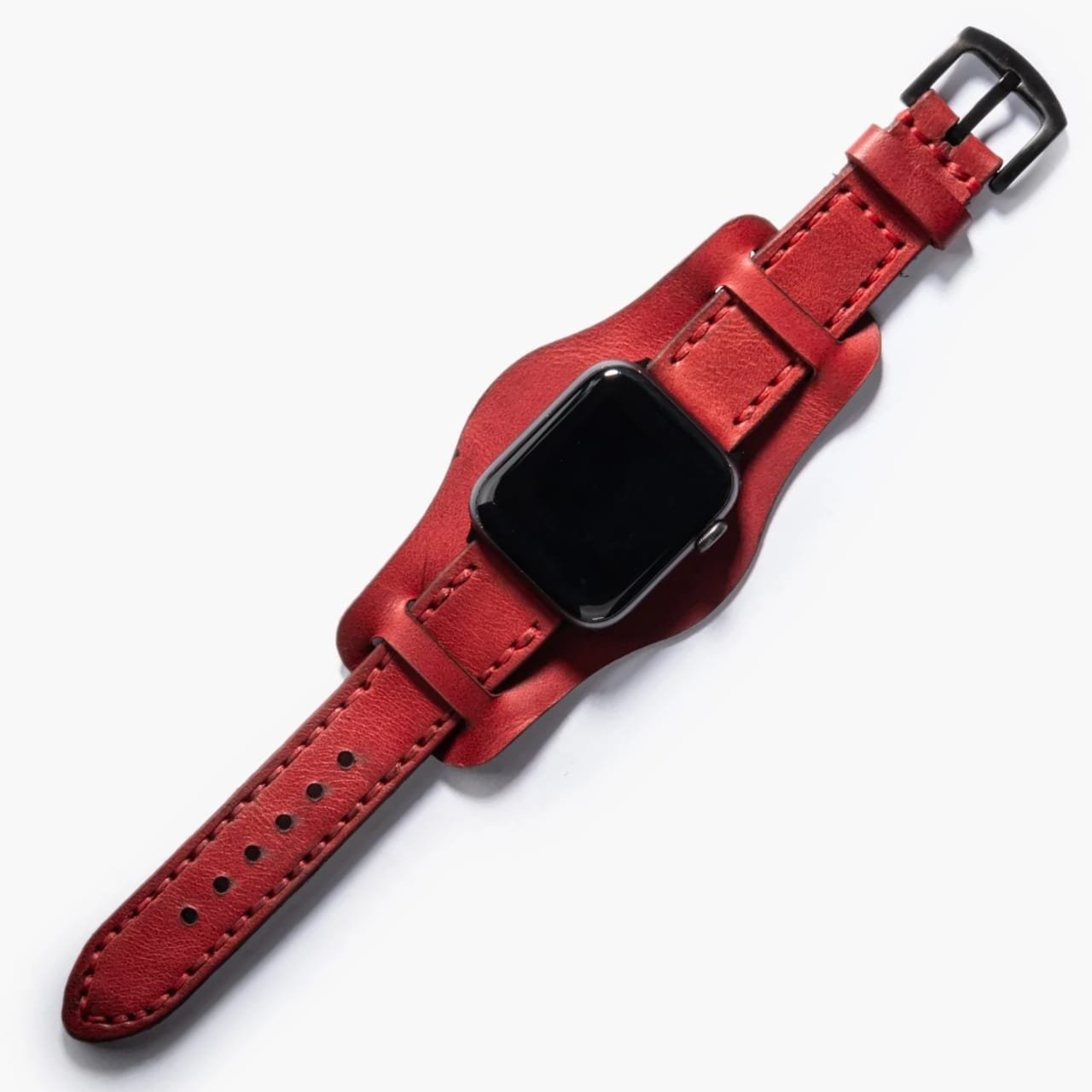 Bund Çift Katlı Apple Watch Deri Kayış – Kırmızı, masa üzerinde açık şekilde sergileniyor