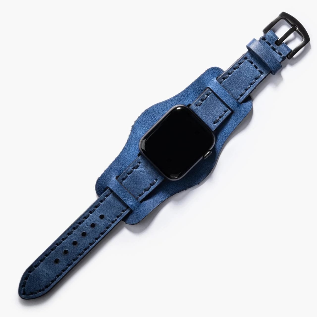 Bund Çift Katlı Apple Watch Deri Kayış – Mavi, masa üstünde açık şekilde sergileniyor