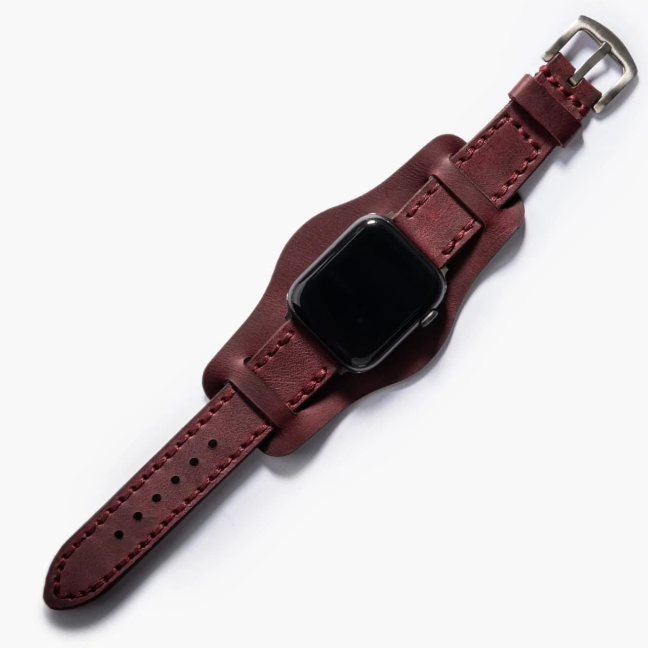 Bund Çift Katlı Apple Watch Deri Kayış – Mürdüm, masa üzerinde açık şekilde sergileniyor