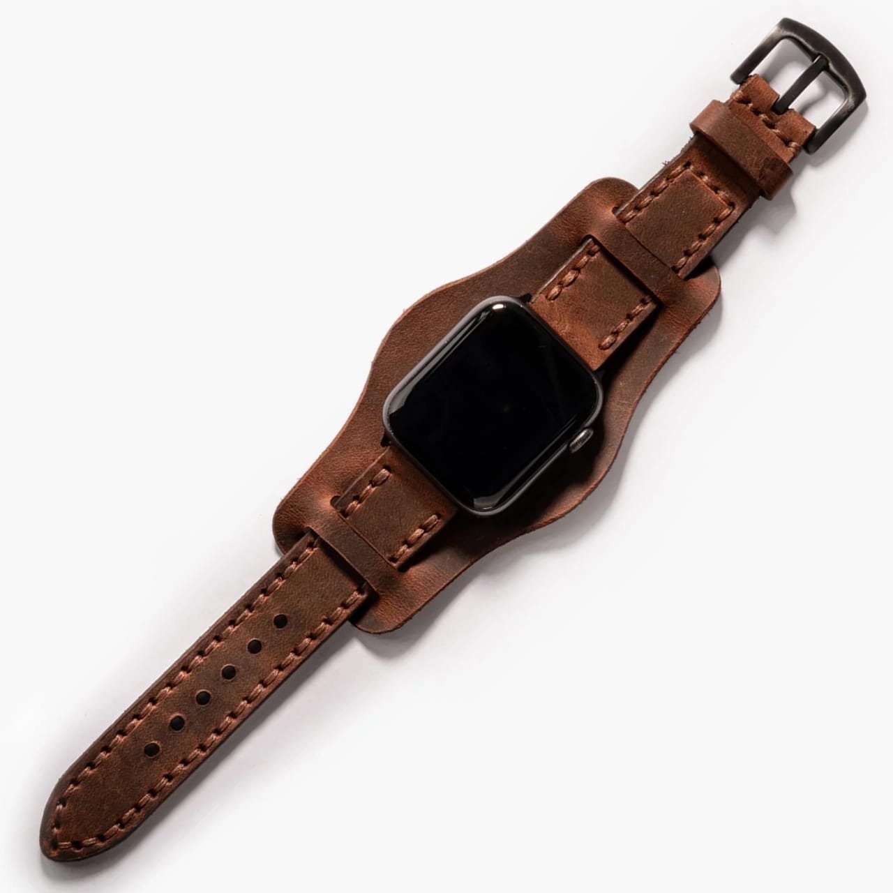 Bund Çift Katlı Apple Watch Deri Kayış – Kahve, masa üstünde açık şekilde sergileniyor