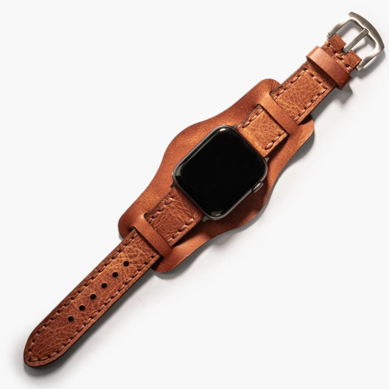Bund Çift Katlı Apple Watch Deri Kayış – Camel, masa üstünde açık şekilde sergileniyor