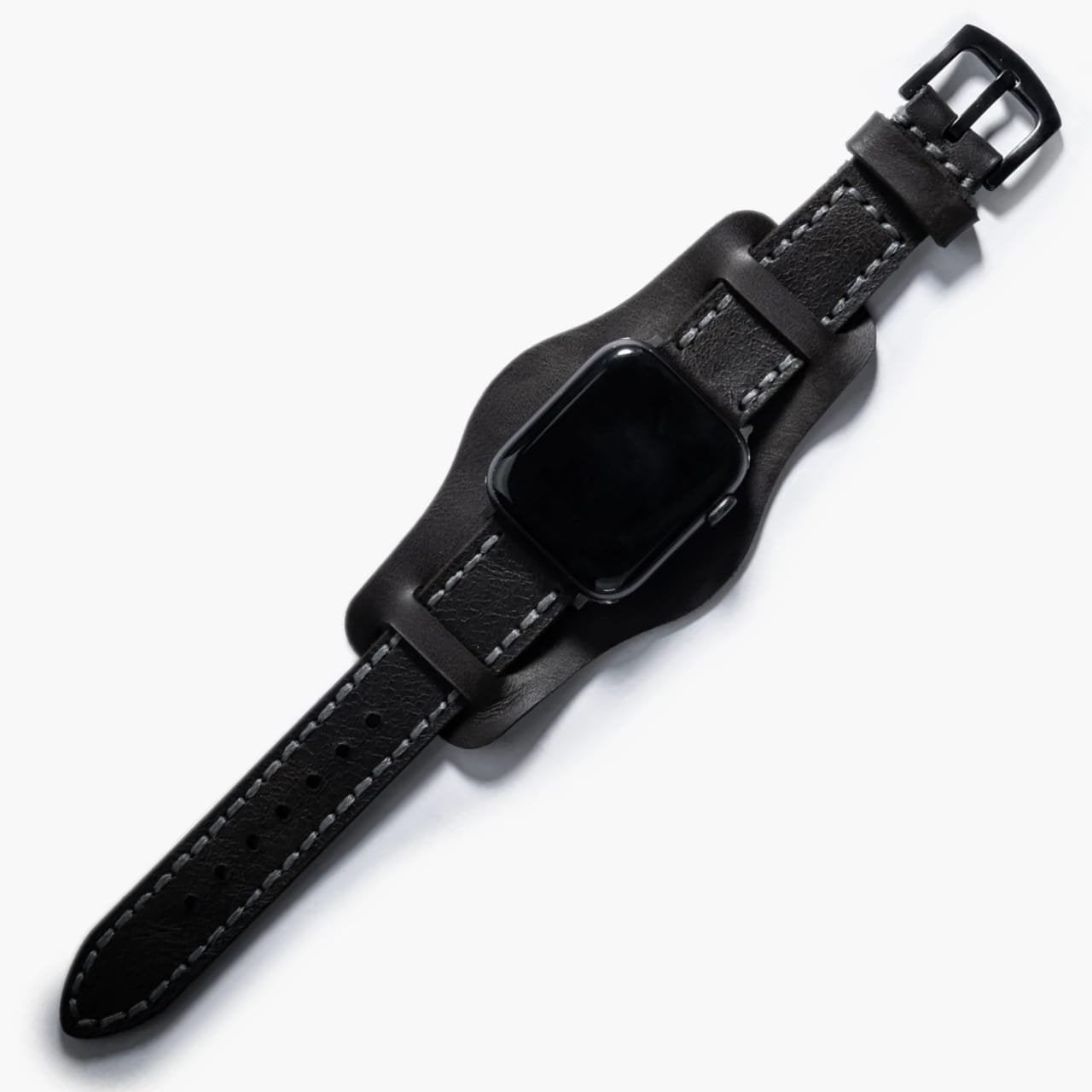 Bund Çift Katlı Apple Watch Deri Kayış – Asfalt, masa üzerinde açık şekilde sergileniyor