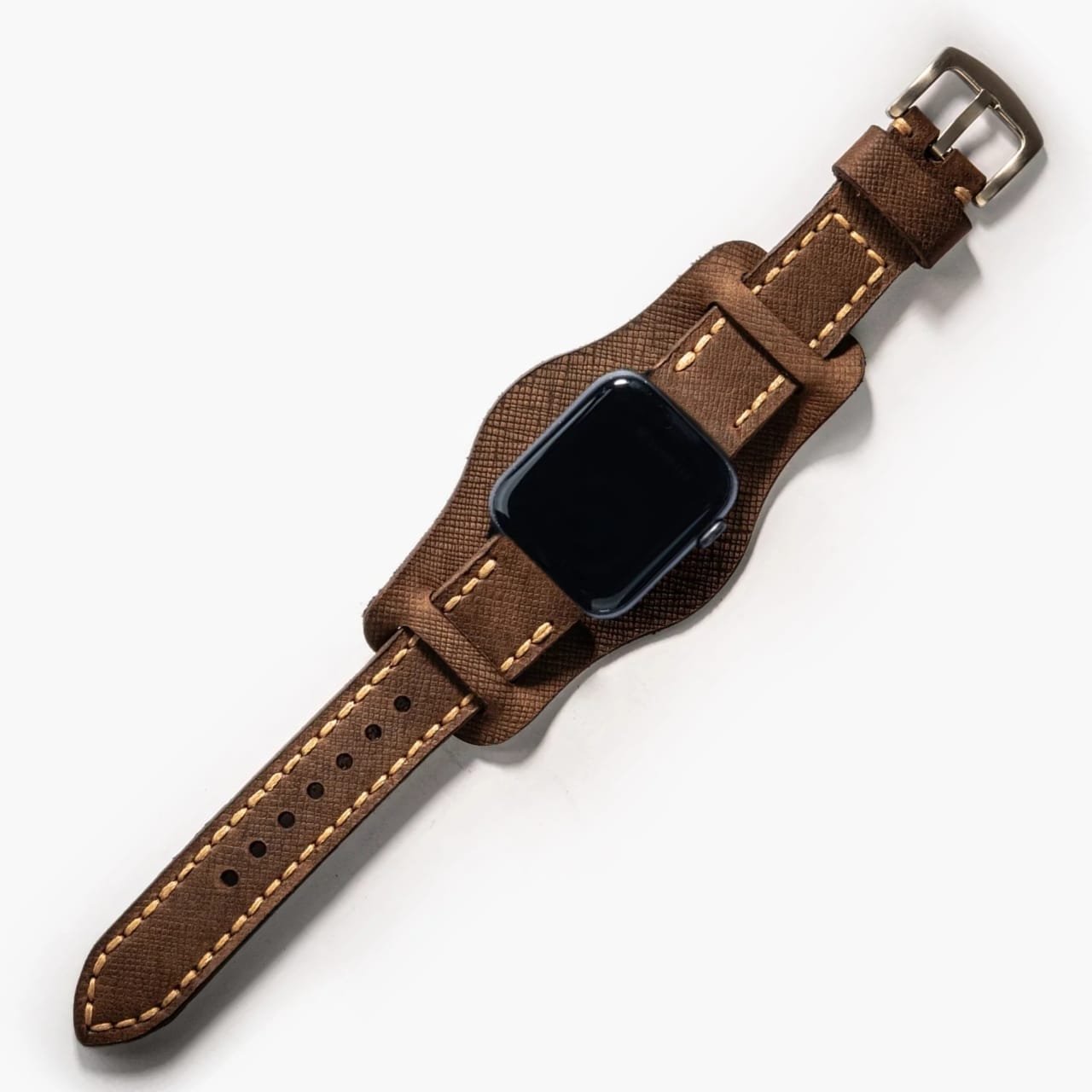 Bund Çift Katlı Apple Watch Deri Kayış – Saffiano Kahve, masa üzerinde açık olarak sergileniyor