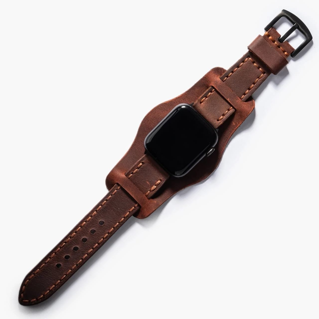 Bund Çift Katlı Apple Watch Deri Kayış – Kızıl Crazy, masa üstünde açık olarak sergileniyor