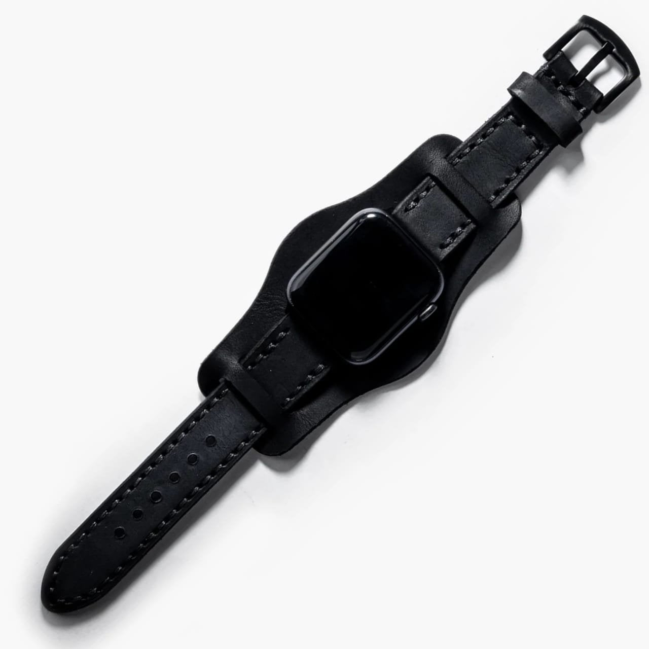 Bund Çift Katlı Apple Watch Deri Kayış – Siyah, masa üstünde açık şekilde sergileniyor