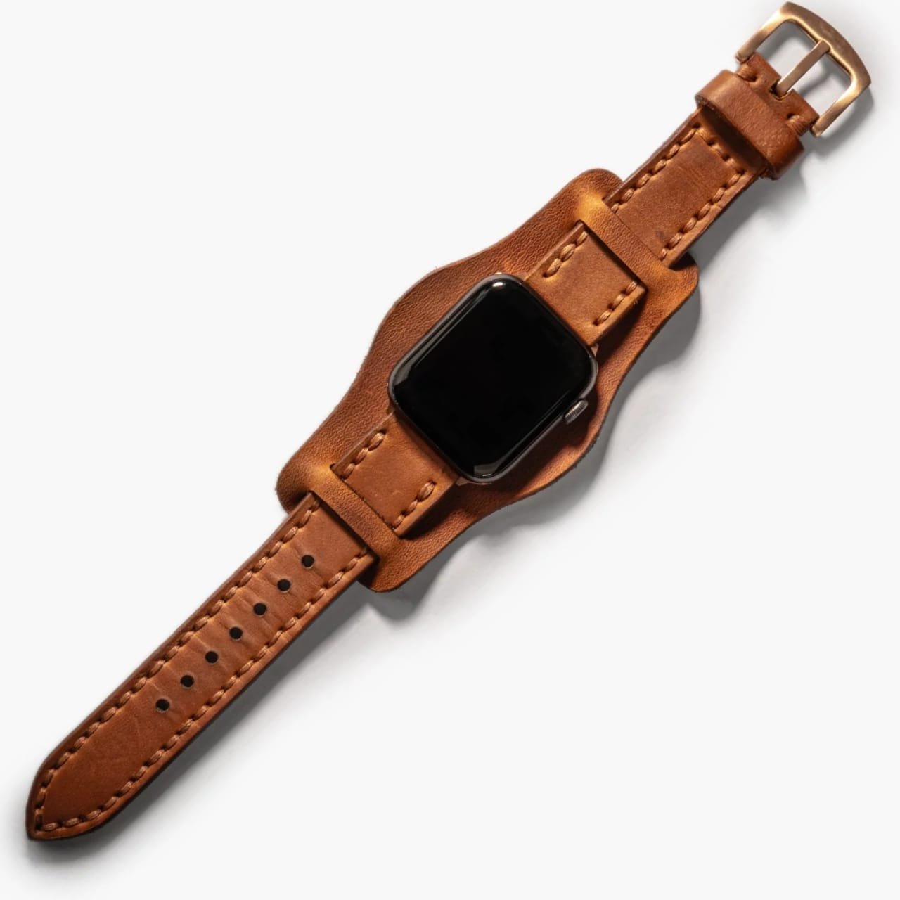 Bund Çift Katlı Apple Watch Deri Kayış – Cat, masa üzerinde açık halde sergileniyor