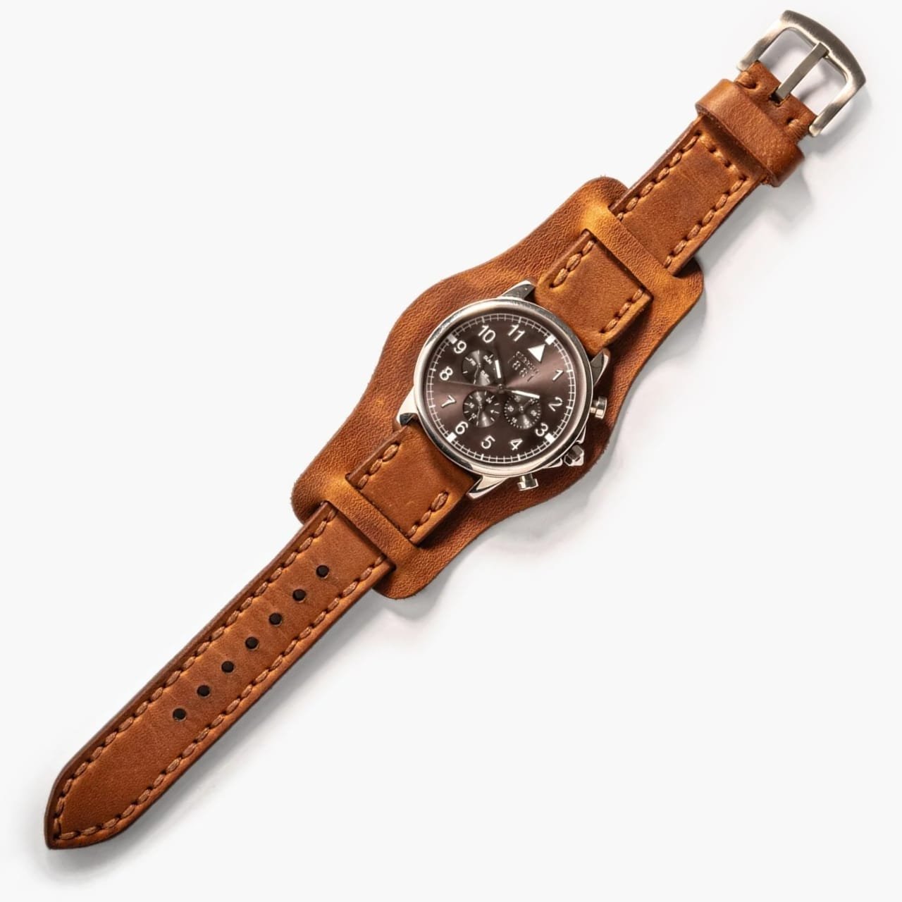 Bund Çift Katlı Deri Kayış – Cat, masa üzerinde açık şekilde sergileniyor