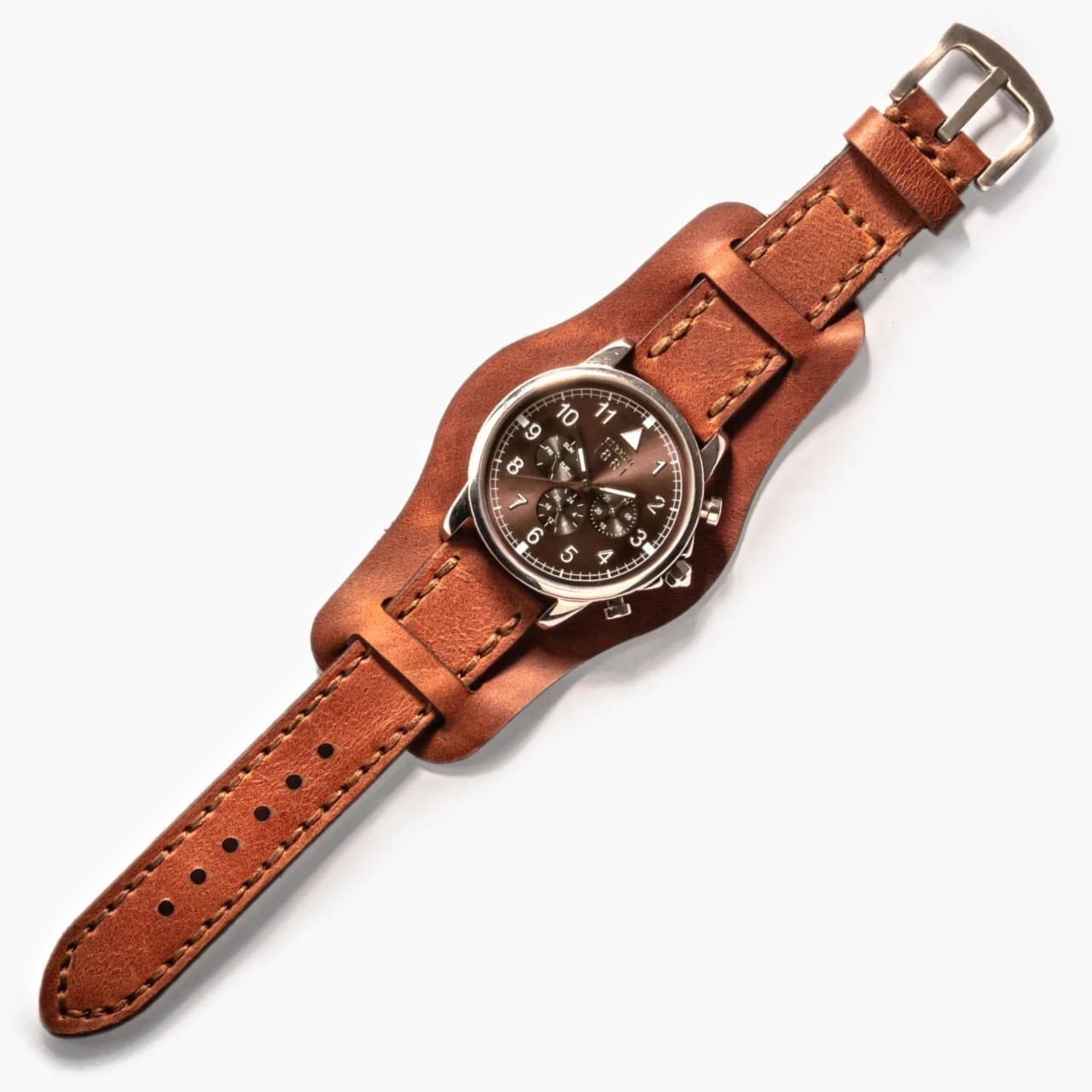 Bund Çift Katlı Deri Kayış – Taba, açık renkte yüzey üzerinde doğal ışıkta sergileniyor