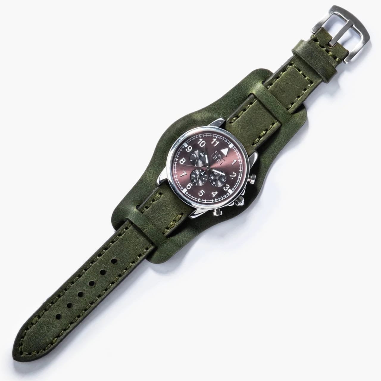 Bund Çift Katlı Deri Kayış – Yeşil, ahşap zemin üzerinde açık şekilde sergileniyor