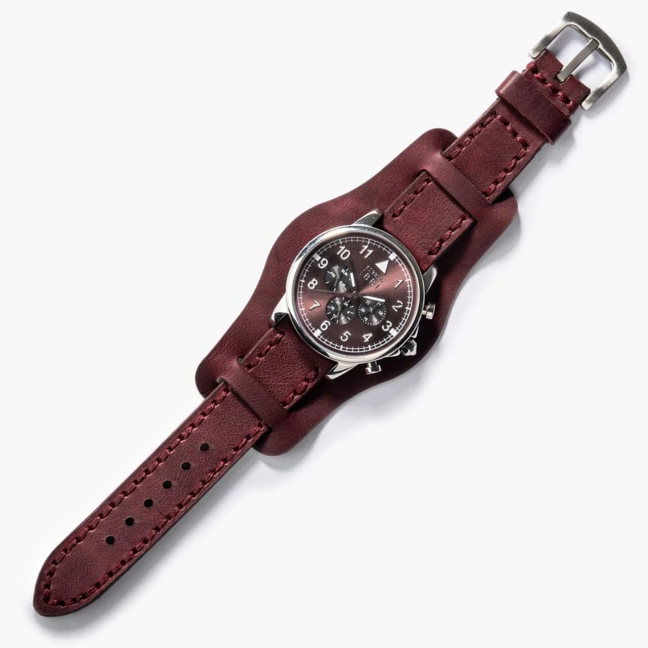 Bund Çift Katlı Deri Kayış – Mürdüm, doğal ışık altında masa üzerinde sergileniyor