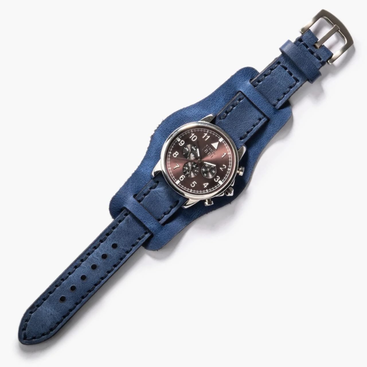 Bund Çift Katlı Deri Kayış – Mavi, açık şekilde masa üzerinde sergileniyor