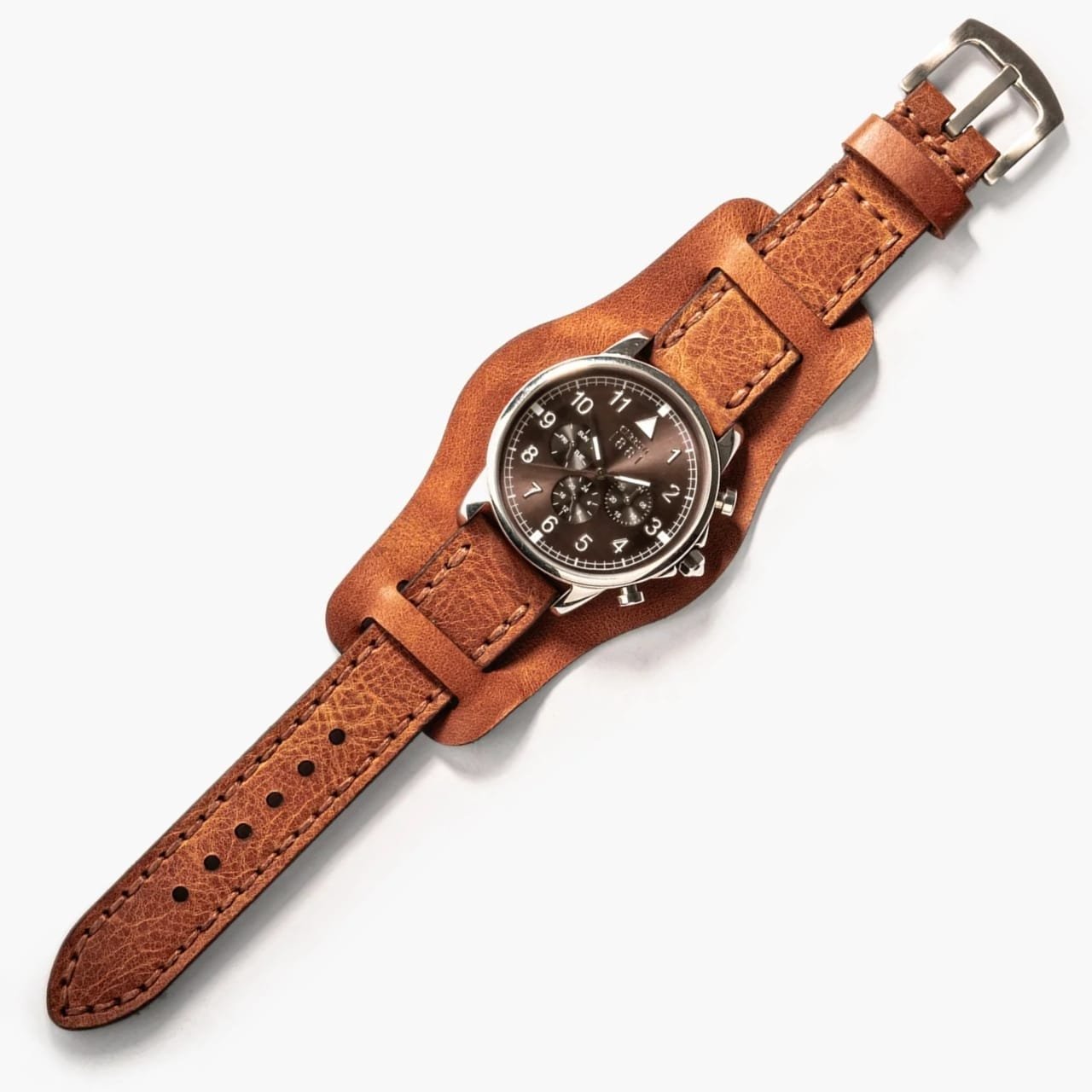 Bund Çift Katlı Deri Kayış – Camel, açık renkte yüzey üzerinde doğal ışıkta sergileniyor