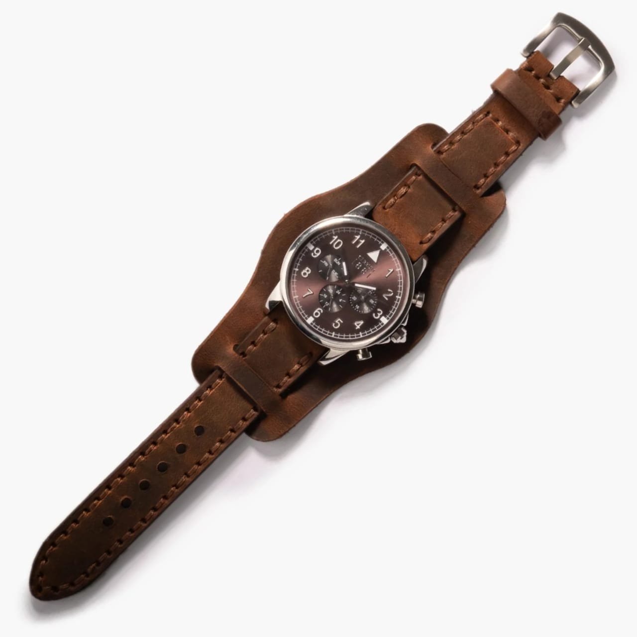 Bund Çift Katlı Deri Kayış – Kahve, masa üzerinde açık şekilde sergileniyor