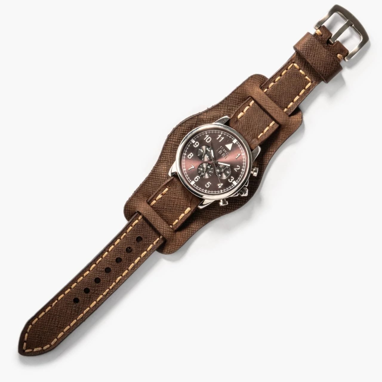 Bund Çift Katlı Deri Kayış – Saffiano Kahve, masa üzerinde açık şekilde sergileniyor