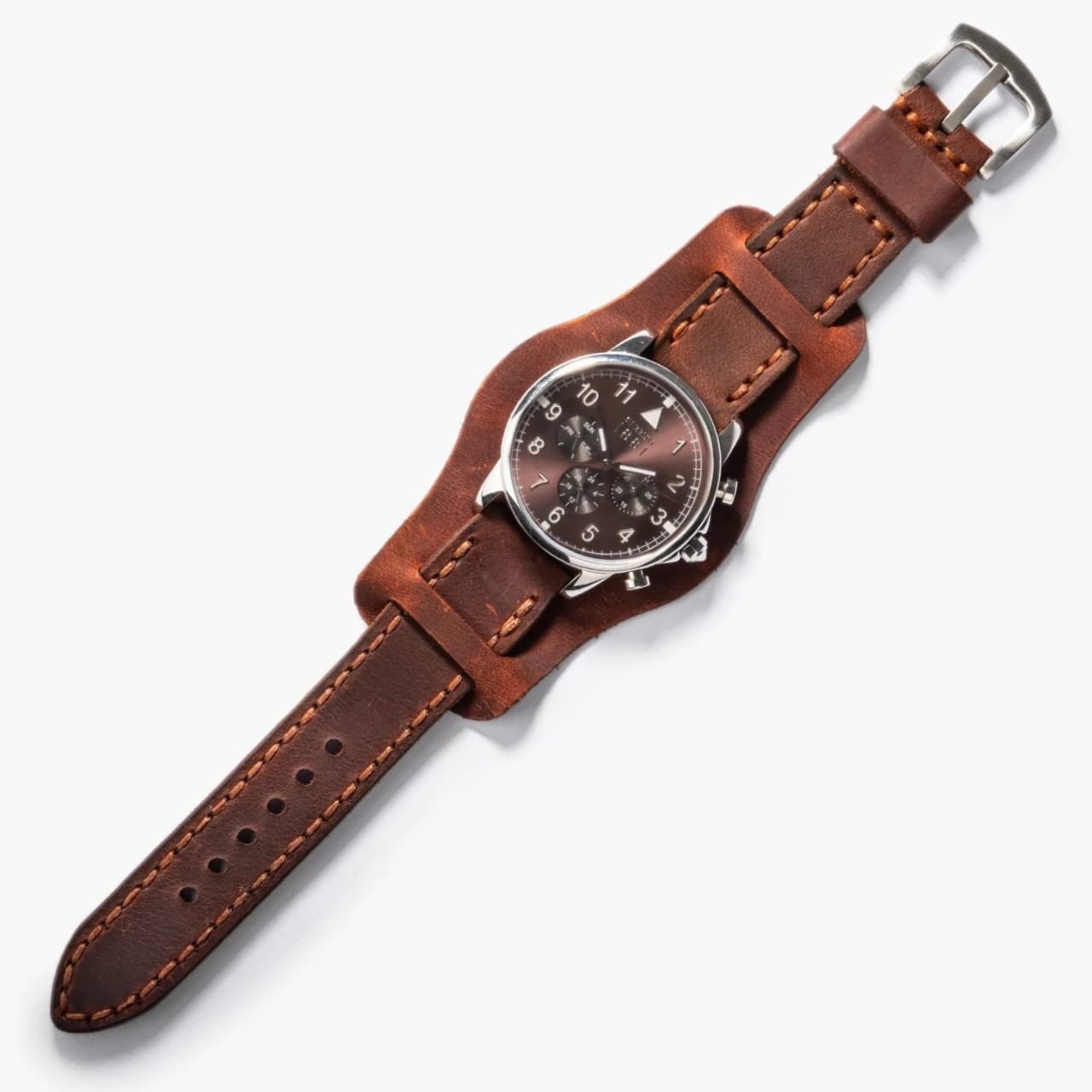 Bund Çift Katlı Deri Kayış – Kızıl Crazy, masa üzerinde açık şekilde sergileniyor