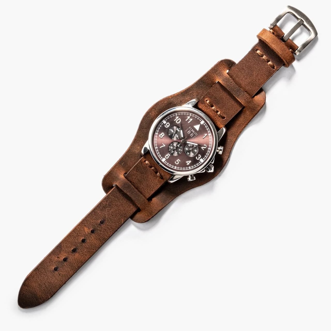 Bund Tek Katlı Deri Kayış – Kahve, masa üzerinde açık şekilde sergileniyor