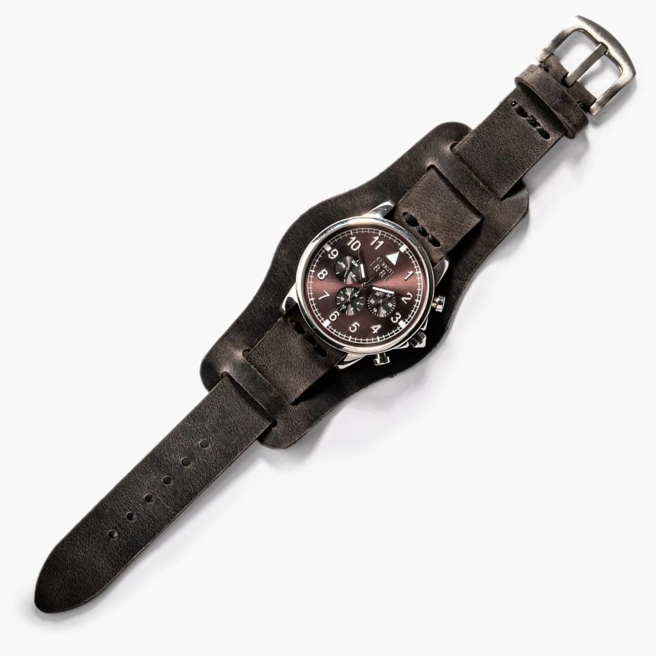 Bund Tek Katlı Deri Saat Kayışı – Antrasit, masa üzerinde sergileniyor