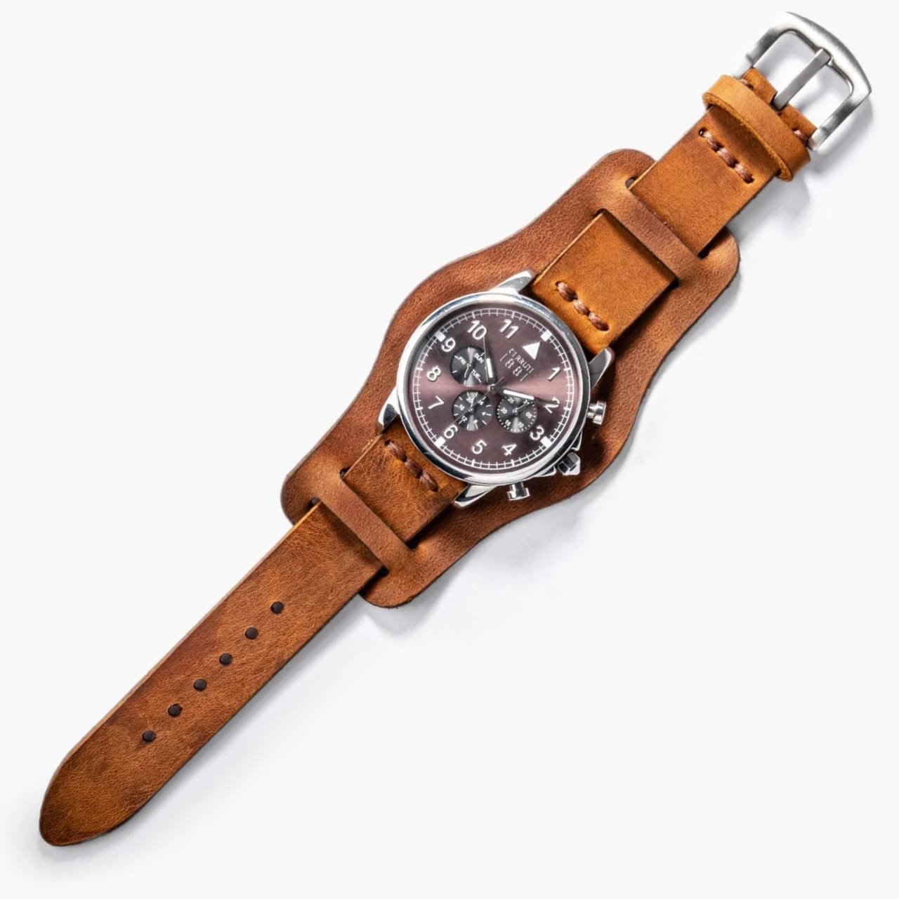 Bund Tek Katlı Deri Kayış – Cat, düz zemin üzerinde doğal ışıkta sergileniyor