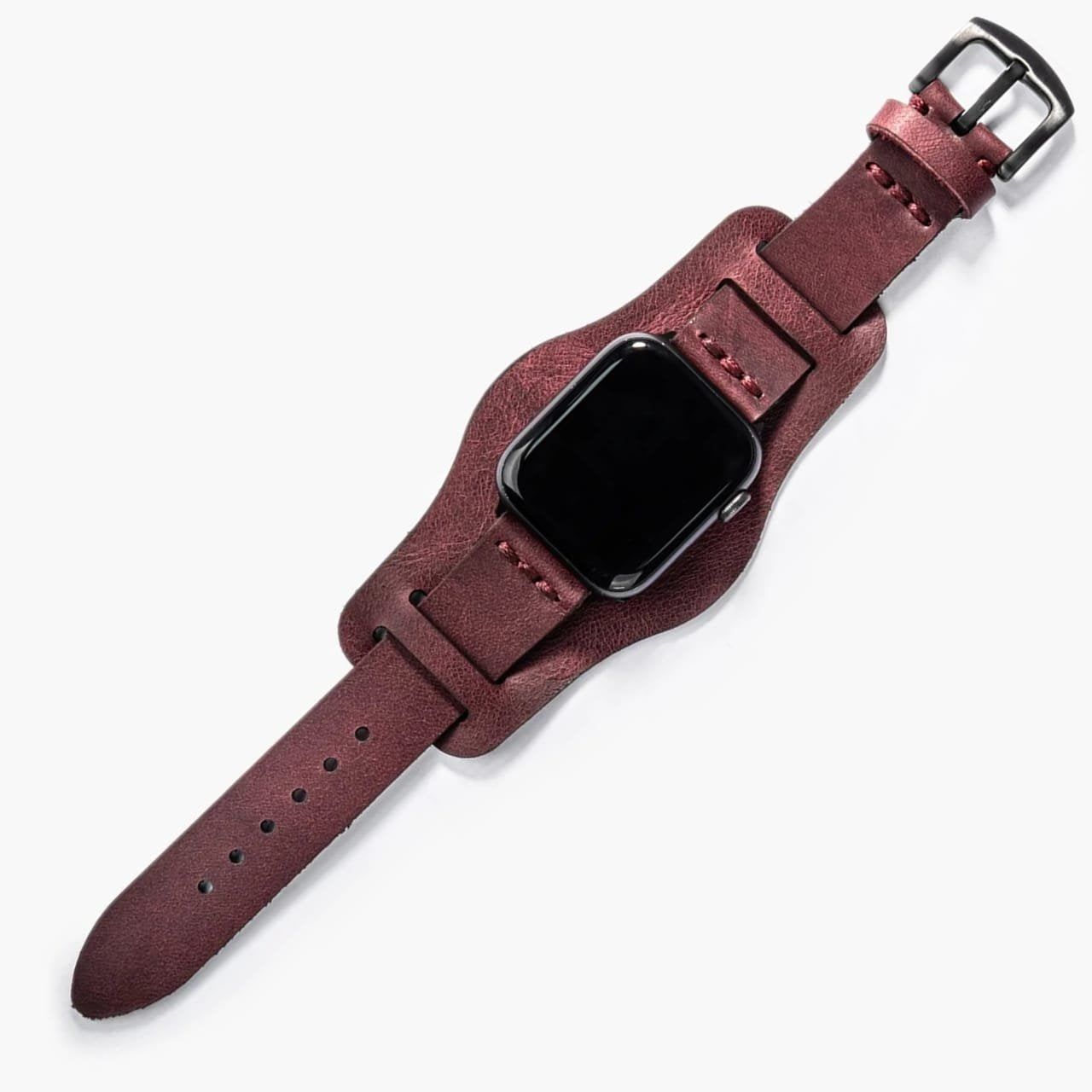 Bund Tek Katlı Apple Watch Deri Kayış – Mürdüm, masa üzerinde açık halde sergileniyor