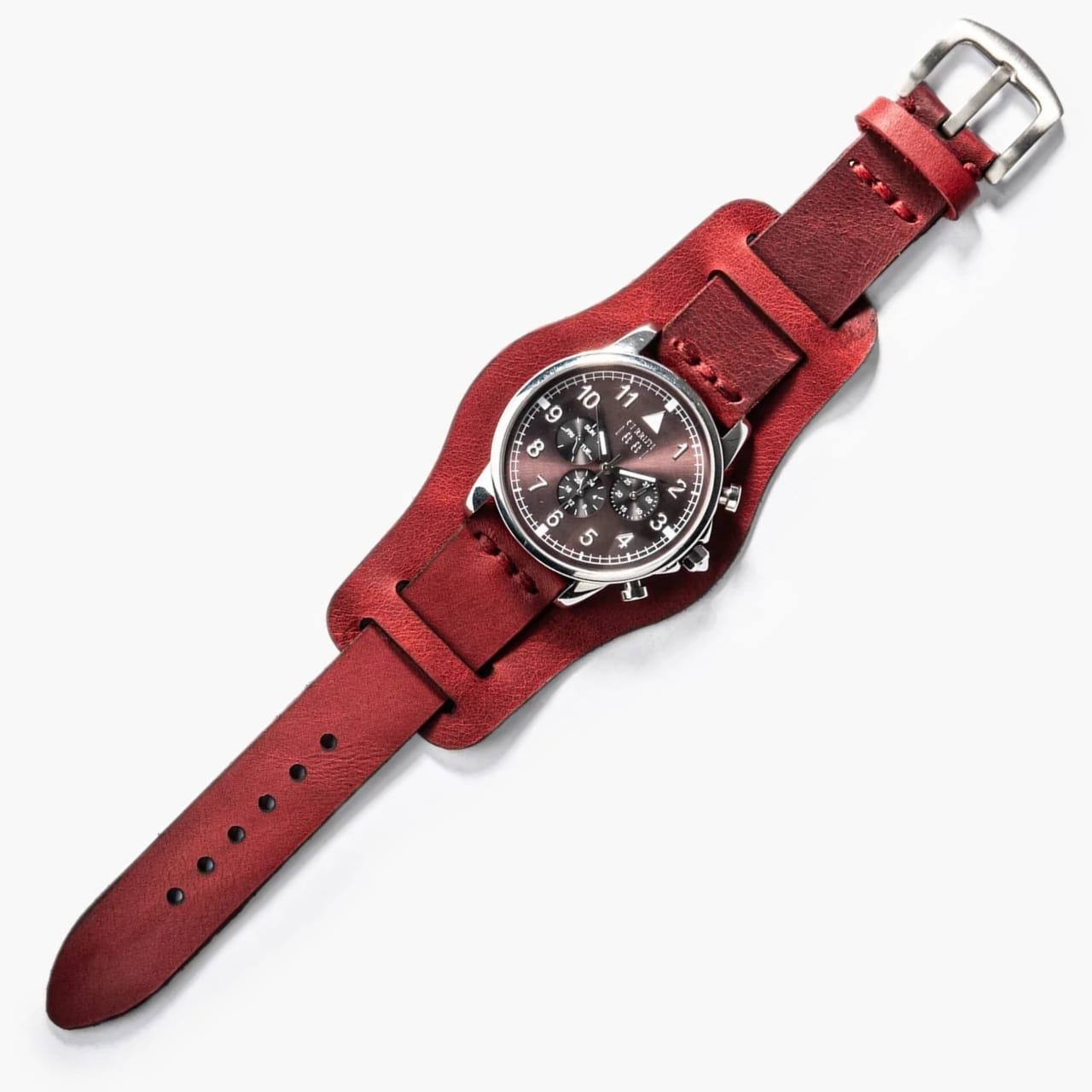 Bund Tek Katlı Deri Kayış – Kırmızı, masa üzerinde açık halde sergileniyor