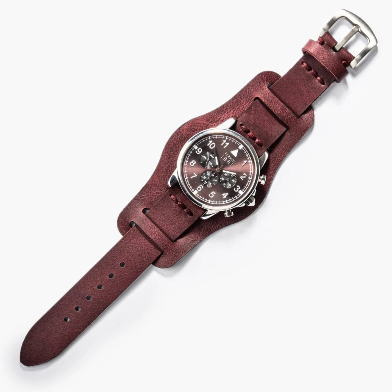 Bund Tek Katlı Deri Kayış – Mürdüm, masa üzerinde açık haliyle sergileniyor