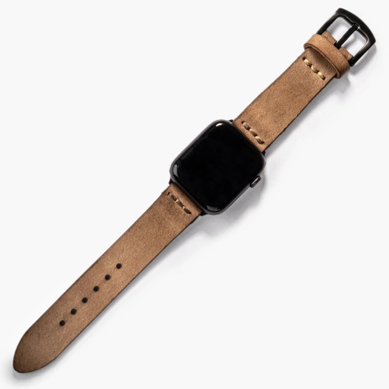 Tek Katlı Deri Apple Watch Kayışı – Bej, masa üzerinde açık şekilde sergileniyor