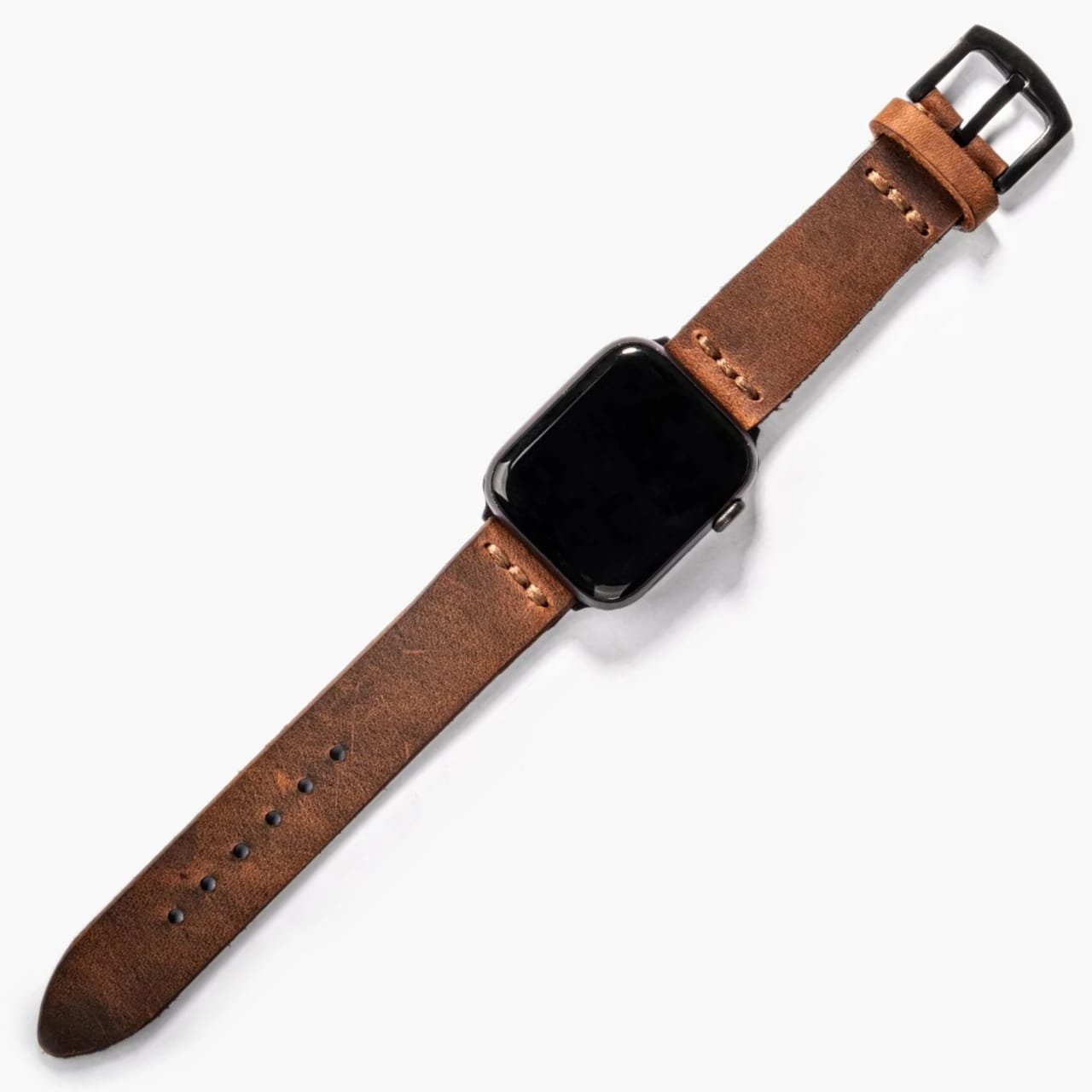 Tek Katlı Deri Apple Watch Kayışı – Kahve, masa üzerinde açık şekilde sergileniyor