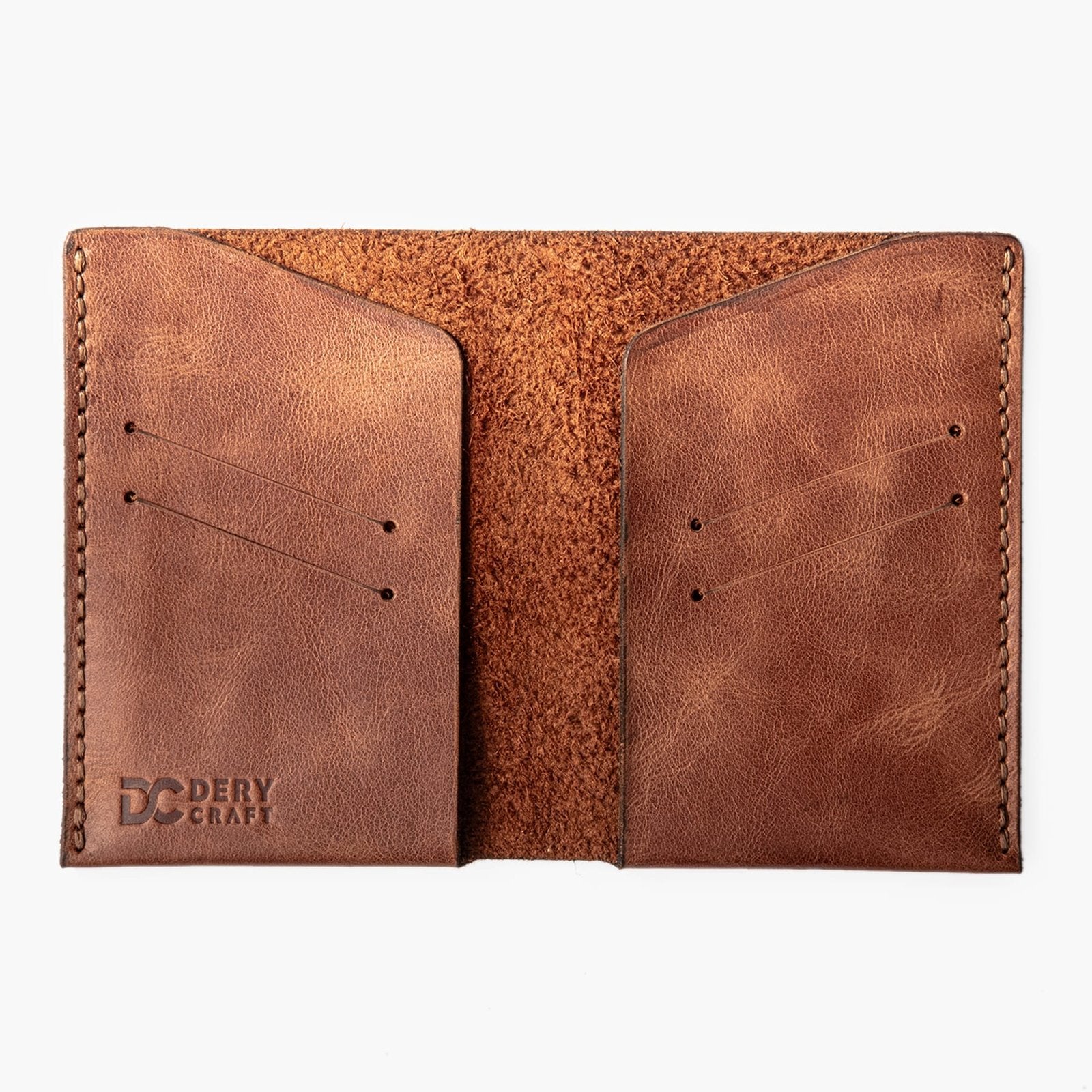 Deri Pasaport Kılıfı, içi açık şekilde pasaportla birlikte görünüyor