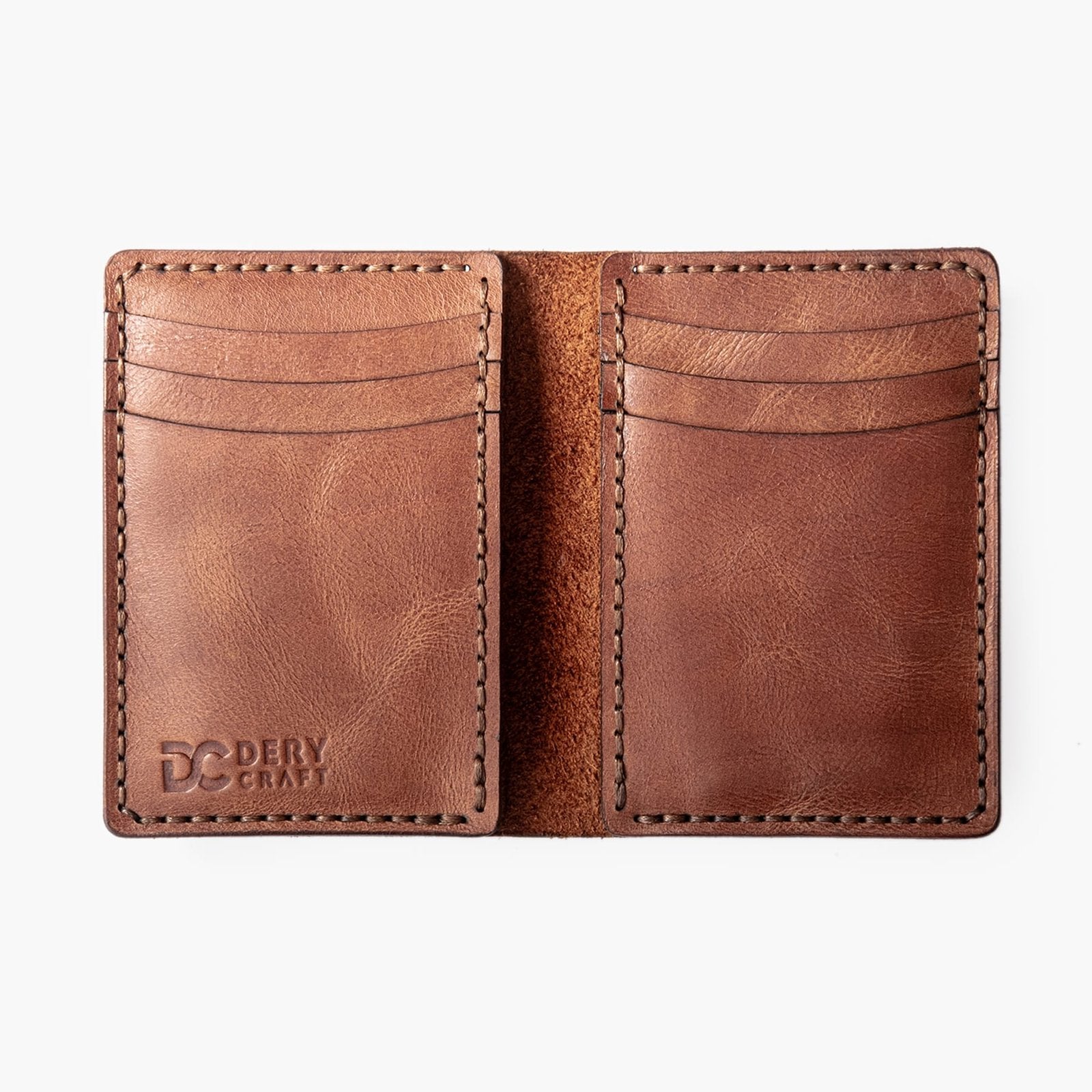 Dikey Deri Kartlık (Paragon Midi), doğal ışıkta masa üstünde açık şekilde sergileniyor